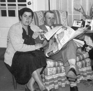 Vintage photo of people reading the newspaper